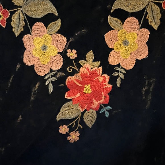Andree’ by unit Black Velvet kimono with Floral Embroidery - Picture 5 of 10